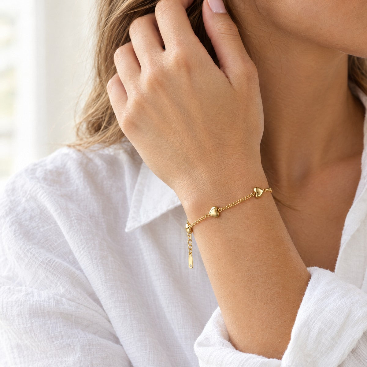 Herzarmkette-Amora-Gold-getragen