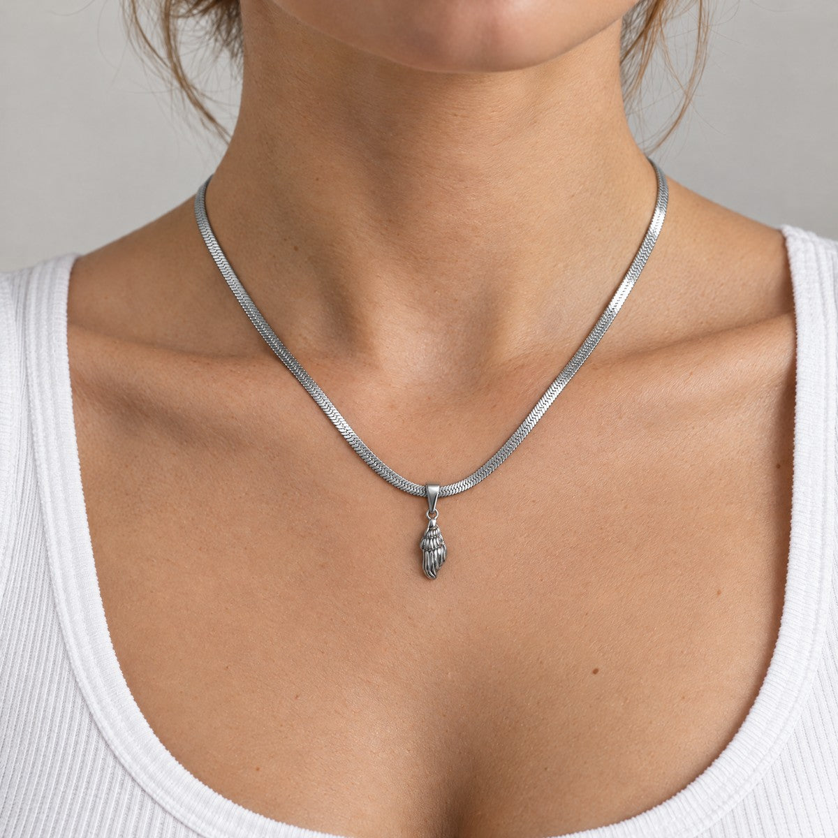 Muschelhalskette-Marina-Silber-Getragen