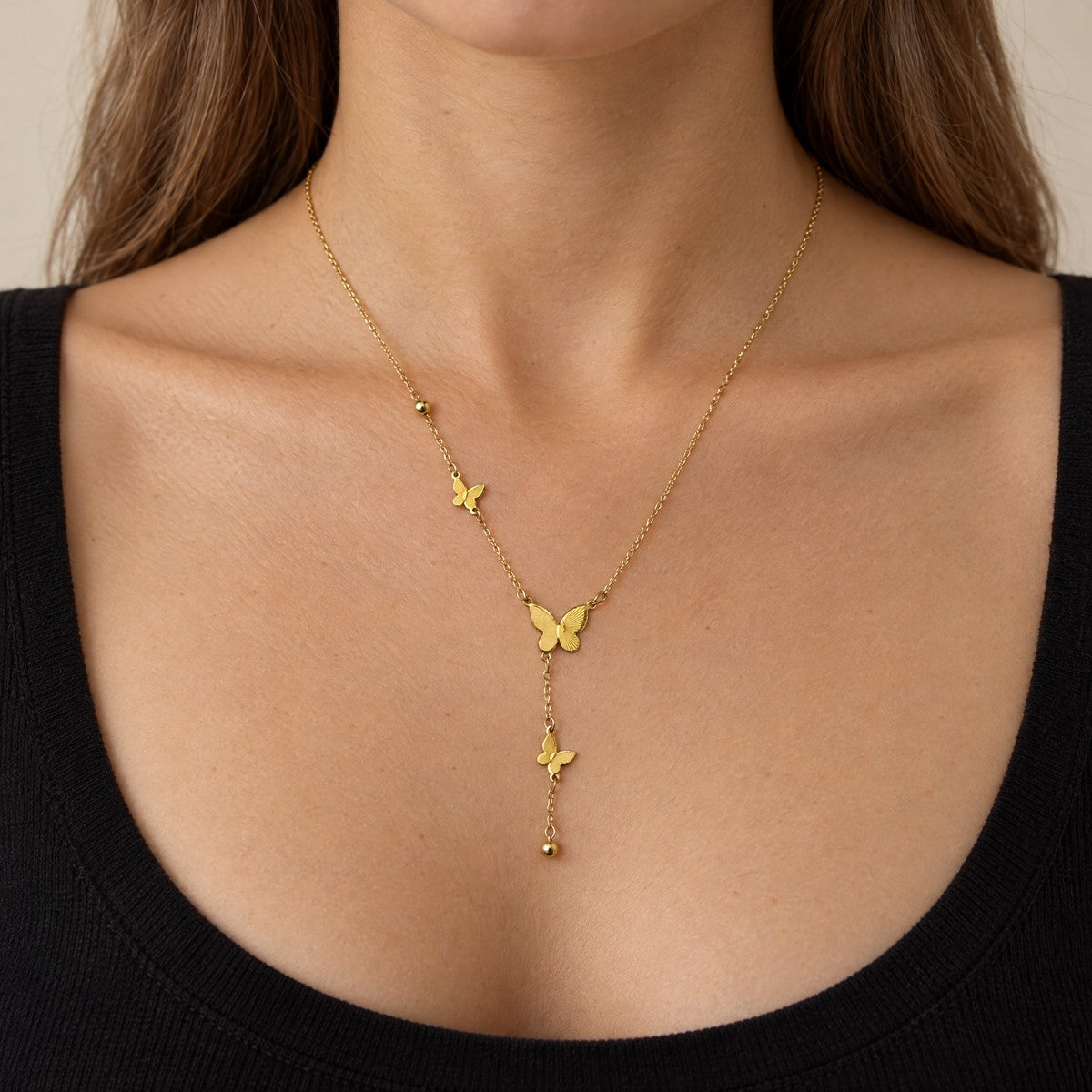 Schmetterlingshalskette-Aurelia-Gold-getragen